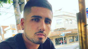 Lee más sobre el artículo Balearon a un ex futbolista del Ascenso en Valentín Alsina para robarle el auto y está grave